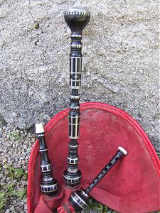 Réplique d'un biniou Douirin à motifs carrés